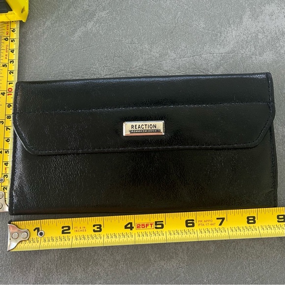 Kenneth Cole Reaction Black Leather Wallet - Picture 8 of 8